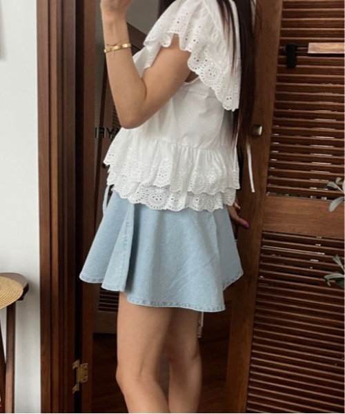 &soiree(アンドソワレ)の「ベルト付きフレアデニムショートパンツ(デニムパンツ・レディース・ブルー・SMALL/MEDIUM/LARGE)」の2枚目の写真