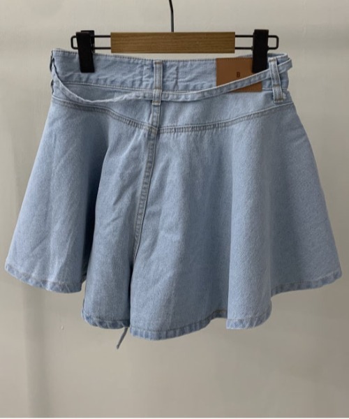 &soiree(アンドソワレ)の「ベルト付きフレアデニムショートパンツ(デニムパンツ・レディース・ブルー・SMALL/MEDIUM/LARGE)」の5枚目の写真