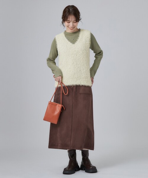 SHOO・LA・RUE(シューラルー)の「【洗濯機可】重ねるだけで華やかに。ポンポンシャギーベスト(ベスト・レディース・オフホワイト/チャコールグレー・02/03)」の5枚目の写真