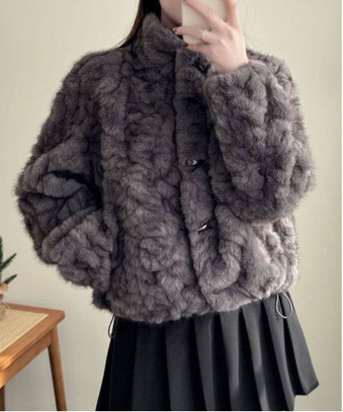 &soiree(アンドソワレ)の「トグルボタンドロストフェイクファーショートジャケット(その他アウター・レディース・ベージュ/オフホワイト/グレー・SMALL/X-LARGE/LARGE/MEDIUM)」の3枚目の写真