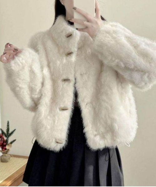 &soiree(アンドソワレ)の「トグルボタンドロストフェイクファーショートジャケット(その他アウター・レディース・ベージュ/オフホワイト/グレー・SMALL/X-LARGE/LARGE/MEDIUM)」の2枚目の写真