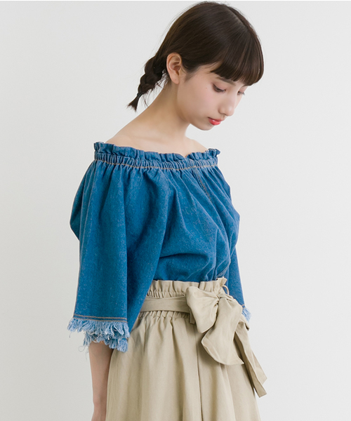MERLOT（メルロー）の「デニムフリンジオフショルダーブラウス605-8527（シャツ/ブラウス・レディース・ブルー/ライトブルー・FREE）」の2枚目の写真