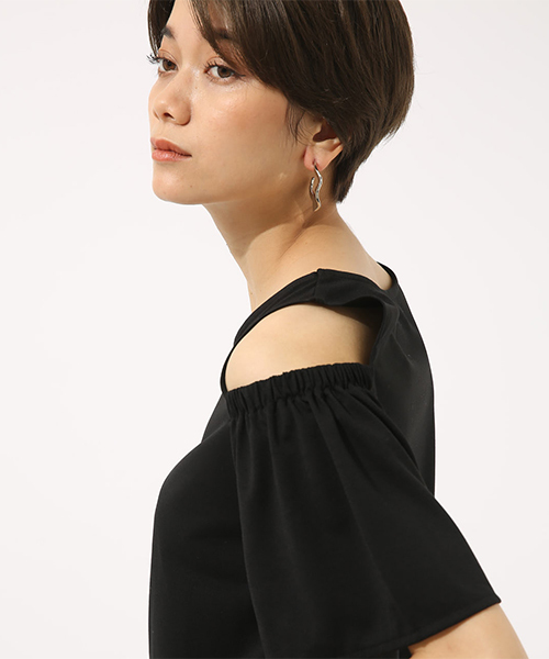 AZUL by moussy（アズールバイマウジー）の「オープンショルダープルオーバー（Tシャツ/カットソー・レディース・ホワイト/ブラック/レッド/ブルー・SMALL/MEDIUM）」の6枚目の写真