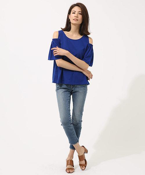 AZUL by moussy（アズールバイマウジー）の「オープンショルダープルオーバー（Tシャツ/カットソー・レディース・ホワイト/ブラック/レッド/ブルー・SMALL/MEDIUM）」の15枚目の写真