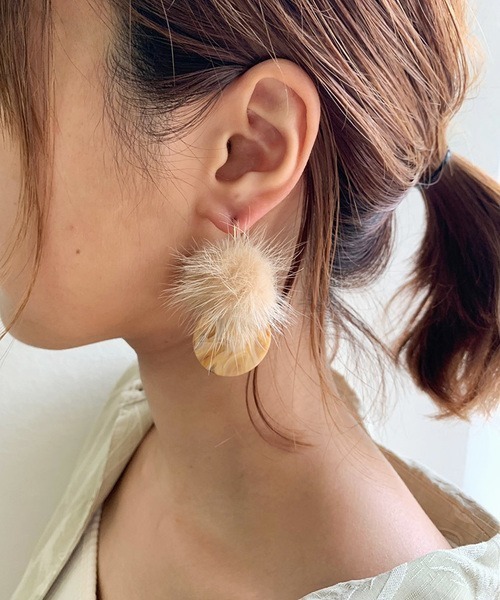 dictionary(ディクショナリー)の「【dictionary / ディクショナリー】 ラビットファー プレート ピアス(ピアス(両耳用)・レディース・ホワイト/ベージュ・FREE)」の2枚目の写真