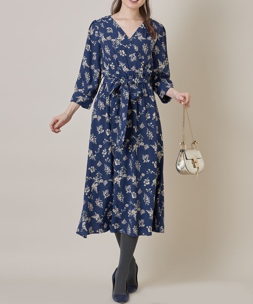 tocco closet(トッコ クローゼット)の「【ZOZO限定】ウエストりぼん付きフラワープリントカシュクールワンピース(ワンピース・レディース・アイボリー/ネイビー・M)」の4枚目の写真
