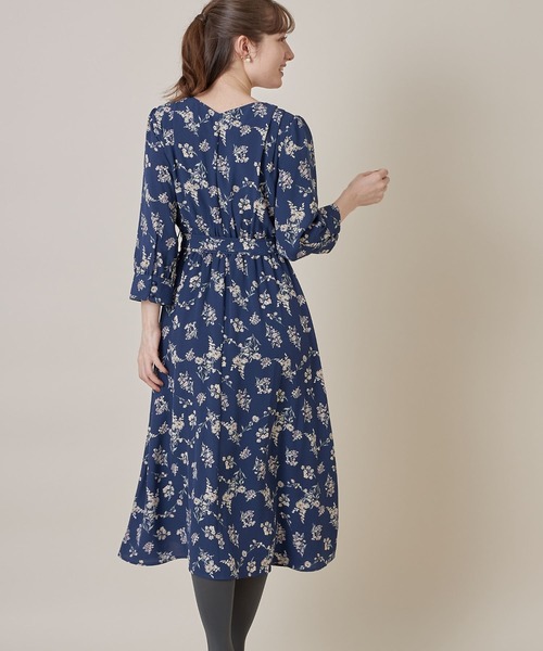 tocco closet(トッコ クローゼット)の「【ZOZO限定】ウエストりぼん付きフラワープリントカシュクールワンピース(ワンピース・レディース・アイボリー/ネイビー・M)」の8枚目の写真