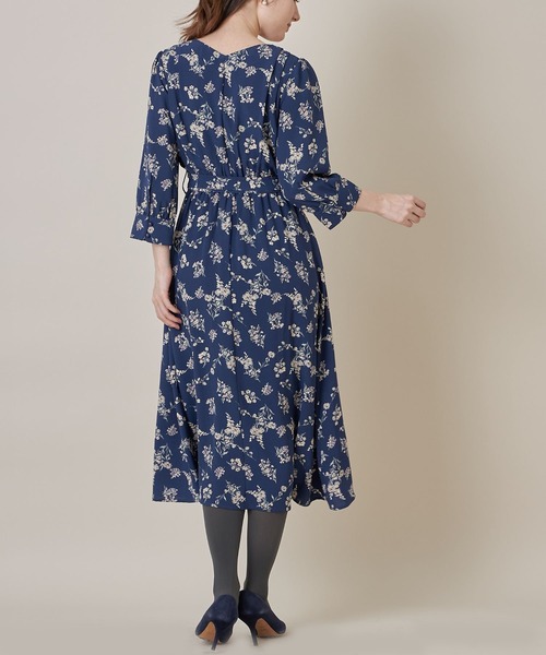 tocco closet(トッコ クローゼット)の「【ZOZO限定】ウエストりぼん付きフラワープリントカシュクールワンピース(ワンピース・レディース・アイボリー/ネイビー・M)」の7枚目の写真