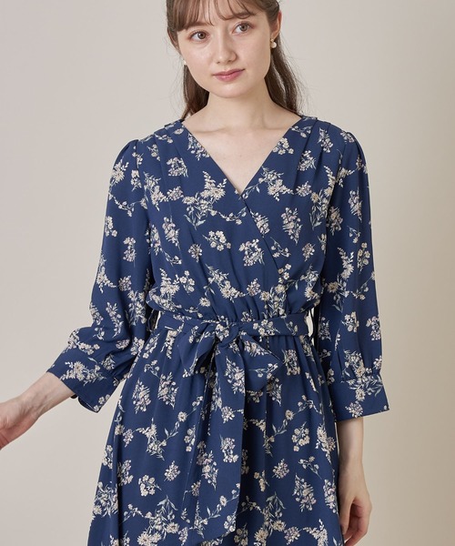 tocco closet(トッコ クローゼット)の「【ZOZO限定】ウエストりぼん付きフラワープリントカシュクールワンピース(ワンピース・レディース・アイボリー/ネイビー・M)」の5枚目の写真