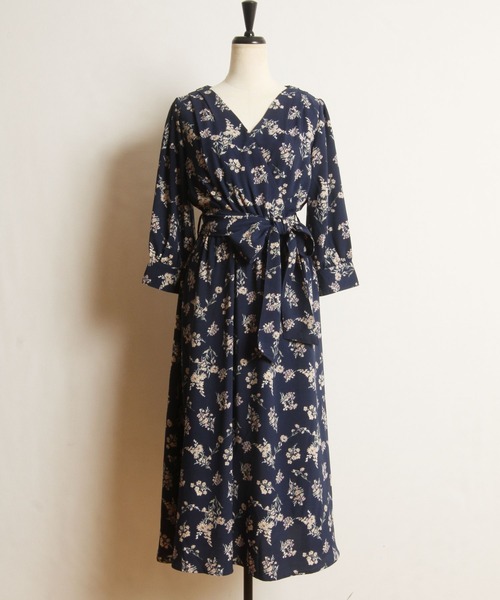 tocco closet(トッコ クローゼット)の「【ZOZO限定】ウエストりぼん付きフラワープリントカシュクールワンピース(ワンピース・レディース・アイボリー/ネイビー・M)」の11枚目の写真