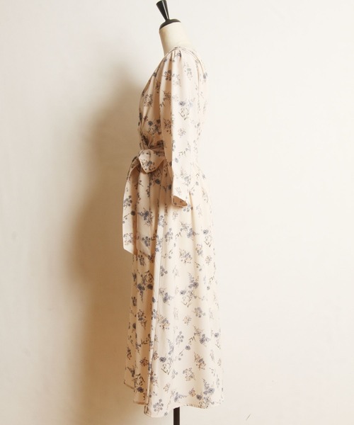 tocco closet(トッコ クローゼット)の「【ZOZO限定】ウエストりぼん付きフラワープリントカシュクールワンピース(ワンピース・レディース・アイボリー/ネイビー・M)」の13枚目の写真