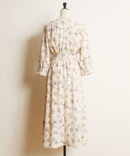 tocco closet(トッコ クローゼット)の「【ZOZO限定】ウエストりぼん付きフラワープリントカシュクールワンピース(ワンピース・レディース・アイボリー/ネイビー・M)」の14枚目の写真