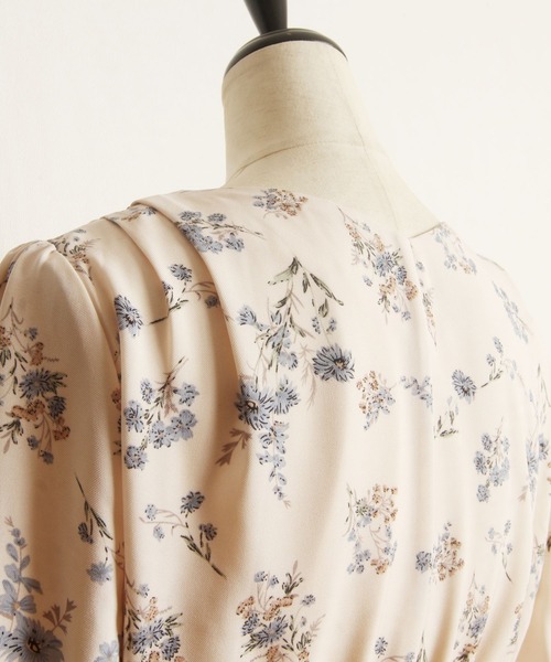 tocco closet(トッコ クローゼット)の「【ZOZO限定】ウエストりぼん付きフラワープリントカシュクールワンピース(ワンピース・レディース・アイボリー/ネイビー・M)」の15枚目の写真