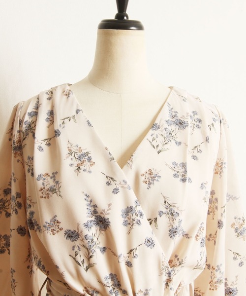 tocco closet(トッコ クローゼット)の「【ZOZO限定】ウエストりぼん付きフラワープリントカシュクールワンピース(ワンピース・レディース・アイボリー/ネイビー・M)」の16枚目の写真