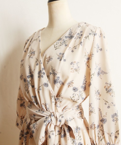 tocco closet(トッコ クローゼット)の「【ZOZO限定】ウエストりぼん付きフラワープリントカシュクールワンピース(ワンピース・レディース・アイボリー/ネイビー・M)」の18枚目の写真