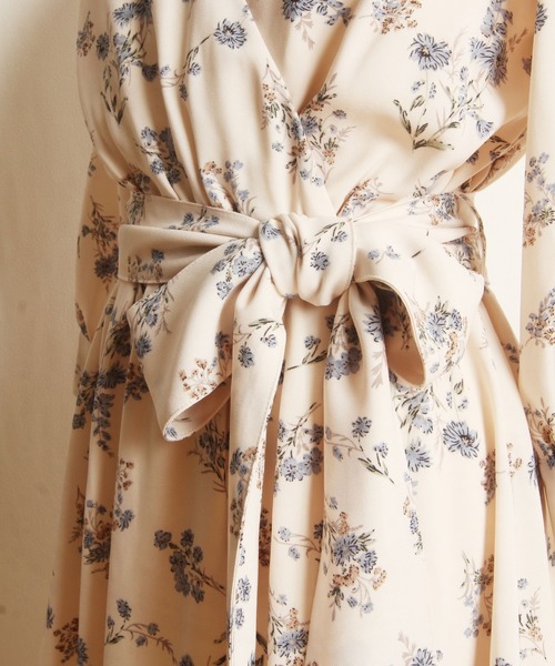 tocco closet(トッコ クローゼット)の「【ZOZO限定】ウエストりぼん付きフラワープリントカシュクールワンピース(ワンピース・レディース・アイボリー/ネイビー・M)」の19枚目の写真