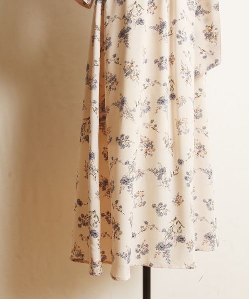 tocco closet(トッコ クローゼット)の「【ZOZO限定】ウエストりぼん付きフラワープリントカシュクールワンピース(ワンピース・レディース・アイボリー/ネイビー・M)」の21枚目の写真
