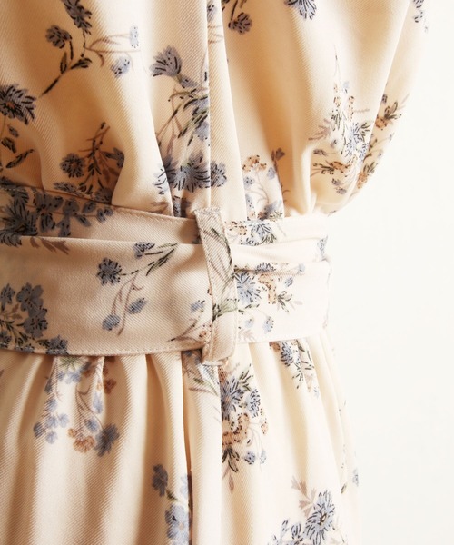 tocco closet(トッコ クローゼット)の「【ZOZO限定】ウエストりぼん付きフラワープリントカシュクールワンピース(ワンピース・レディース・アイボリー/ネイビー・M)」の20枚目の写真