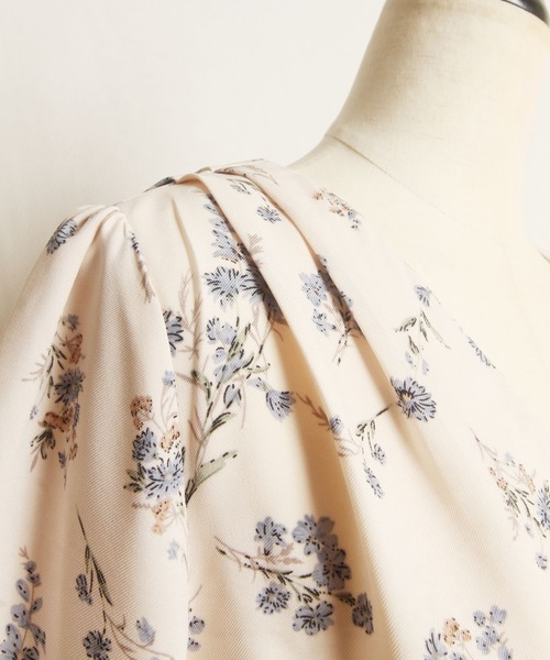 tocco closet(トッコ クローゼット)の「【ZOZO限定】ウエストりぼん付きフラワープリントカシュクールワンピース(ワンピース・レディース・アイボリー/ネイビー・M)」の17枚目の写真