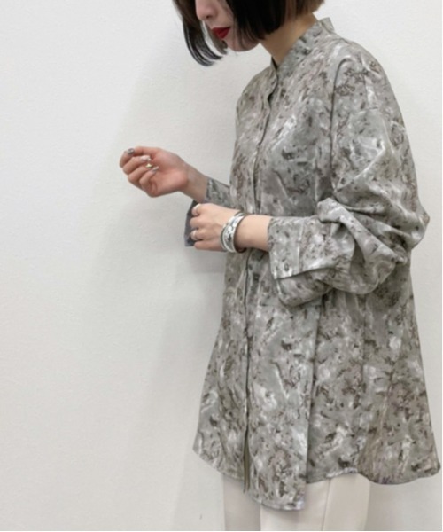apres jour mignon(アプレジュールミニョン)の「マーブル柄バンドカラーシャツ【ZOZOTOWN限定アイテム】(シャツ/ブラウス・レディース・ベージュ/ダークパープル/ブルー系その他・X-LARGE/フリー)」の4枚目の写真