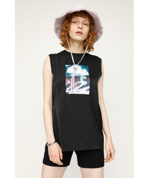 SLY(スライ)の「TOKI X SLY PHOTO SATIN TOPS フォトサテン トップス(Tシャツ/カットソー・レディース・ブラック/マルチ/ピンク・FREE)」の2枚目の写真
