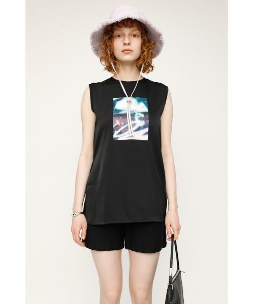 SLY(スライ)の「TOKI X SLY PHOTO SATIN TOPS フォトサテン トップス(Tシャツ/カットソー・レディース・ブラック/マルチ/ピンク・FREE)」の4枚目の写真