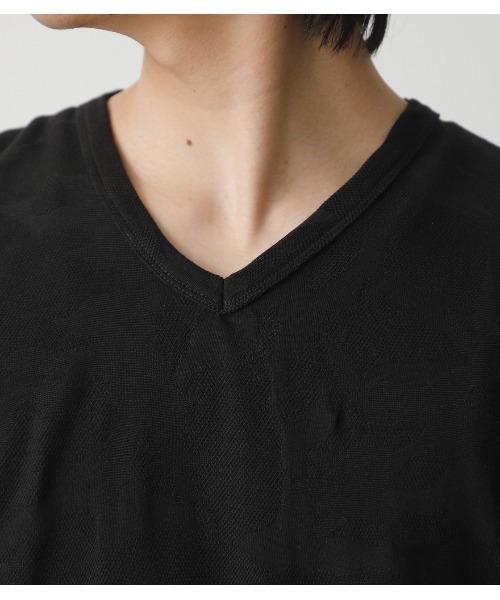 AZUL by moussy（アズールバイマウジー）の「SHADOW CAMO V/N TEE/シャドウカモVネックTシャツ（Tシャツ/カットソー・メンズ・ホワイト/ブラック/ライトピンク・MEDIUM/X-SMALL/SMALL/X-LARGE/LARGE）」の21枚目の写真