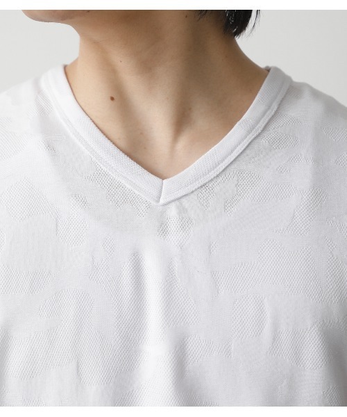 AZUL by moussy（アズールバイマウジー）の「SHADOW CAMO V/N TEE/シャドウカモVネックTシャツ（Tシャツ/カットソー・メンズ・ホワイト/ブラック/ライトピンク・MEDIUM/X-SMALL/SMALL/X-LARGE/LARGE）」の15枚目の写真