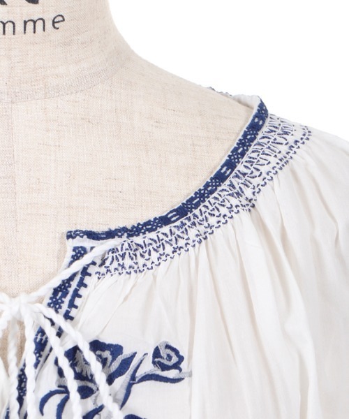 axes femme（アクシーズファム）の「スモッキング刺繍ワンピ（ワンピース・レディース・ベージュ/ホワイト・MEDIUM）」の21枚目の写真