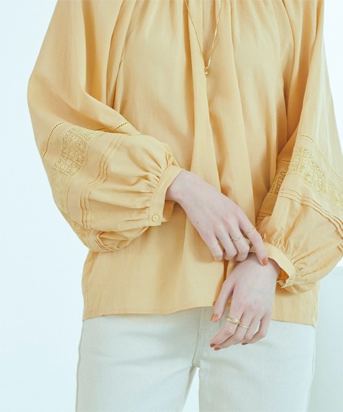 titivate(ティティベイト)の「バックリボンボリューム袖ブラウス(シャツ/ブラウス・レディース・ベージュ/ブラック/イエロー/オフホワイト・S/M)」の15枚目の写真