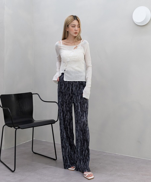 UNE MANSION（ユヌマンション）の「斜めホールスリム長袖Tシャツ（Tシャツ/カットソー・レディース・ブラック/アイボリー/チャコール・FREE）」の4枚目の写真