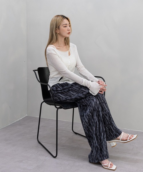 UNE MANSION（ユヌマンション）の「斜めホールスリム長袖Tシャツ（Tシャツ/カットソー・レディース・ブラック/アイボリー/チャコール・FREE）」の14枚目の写真