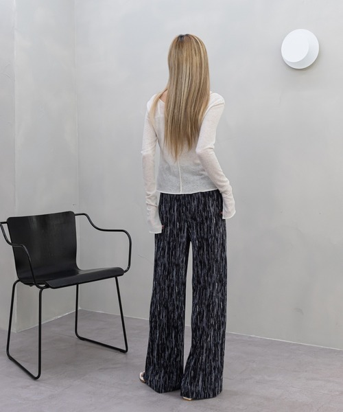 UNE MANSION（ユヌマンション）の「斜めホールスリム長袖Tシャツ（Tシャツ/カットソー・レディース・ブラック/アイボリー/チャコール・FREE）」の5枚目の写真