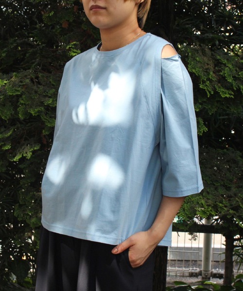 DROIT BELLO（ドロイトベロ）の「DROIT BELLO（ドロイトベロ）ショルダー開きアシメTシャツ（Tシャツ/カットソー・レディース・ホワイト/サックスブルー/イエロー・FREE）」の3枚目の写真