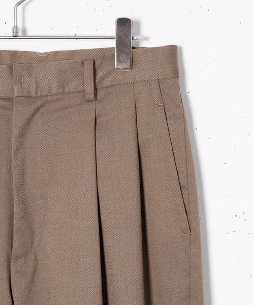 Alcindor Materials(アルシンダーマテリアルズ)の「two tuck slacks/2タックスラックス(その他パンツ・メンズ・ベージュ/ブラウン・MEDIUM/LARGE)」の8枚目の写真