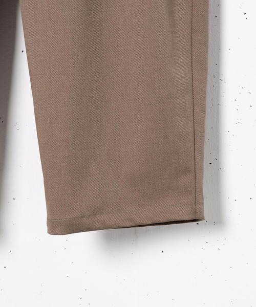 Alcindor Materials(アルシンダーマテリアルズ)の「two tuck slacks/2タックスラックス(その他パンツ・メンズ・ベージュ/ブラウン・MEDIUM/LARGE)」の5枚目の写真