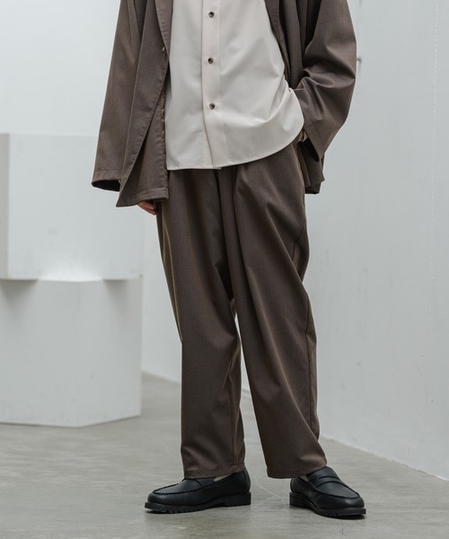 Alcindor Materials(アルシンダーマテリアルズ)の「two tuck slacks/2タックスラックス(その他パンツ・メンズ・ベージュ/ブラウン・MEDIUM/LARGE)」の3枚目の写真