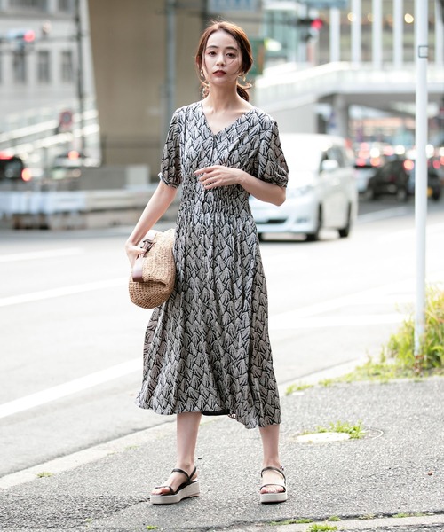 Andemiu(アンデミュウ)の「ガラフロントオープンワンピース235188(ワンピース・レディース・ネイビー/ライトベージュ・FREE)」の8枚目の写真