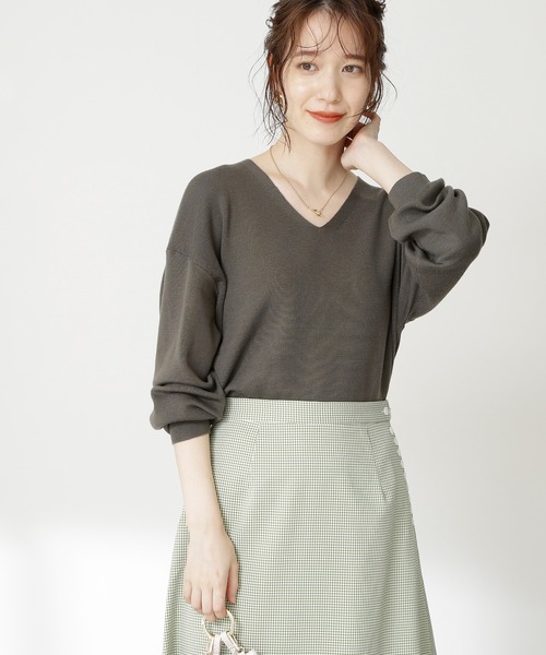 N.（N. Natural Beauty Basic）（エヌエヌナチュラルビューティーベーシック）の「◆ウールベーシック総針Ｖネックニット（ニット/セーター・レディース・ブラック/グレー/オートミール/ライトグリーン/ブルー/パープル/ダークパープル/グリーン・MEDIUM）」の3枚目の写真