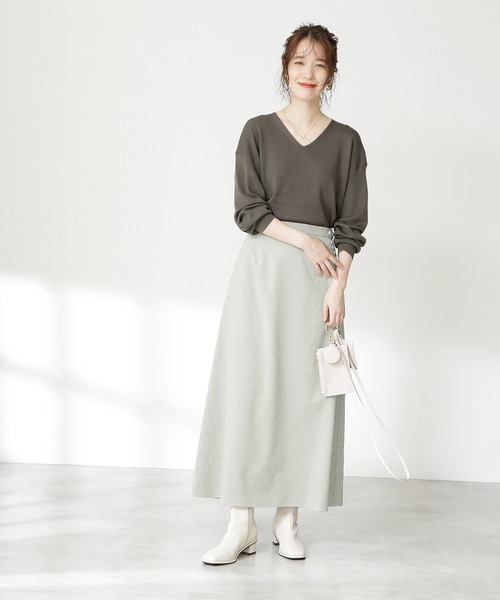 N.（N. Natural Beauty Basic）（エヌエヌナチュラルビューティーベーシック）の「◆ウールベーシック総針Ｖネックニット（ニット/セーター・レディース・ブラック/グレー/オートミール/ライトグリーン/ブルー/パープル/ダークパープル/グリーン・MEDIUM）」の17枚目の写真