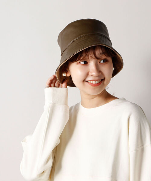 fredy emue（フレディエミュ）の「【LE VERNIS/ルベルニ】フェイクレザーリバーシブルハット（ハット・レディース・ブラック/カーキ/ベージュ・FREE）」の3枚目の写真
