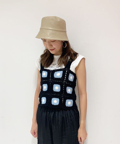 fredy emue（フレディエミュ）の「【LE VERNIS/ルベルニ】フェイクレザーリバーシブルハット（ハット・レディース・ブラック/カーキ/ベージュ・FREE）」の6枚目の写真