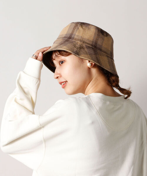 fredy emue（フレディエミュ）の「【LE VERNIS/ルベルニ】フェイクレザーリバーシブルハット（ハット・レディース・ブラック/カーキ/ベージュ・FREE）」の11枚目の写真