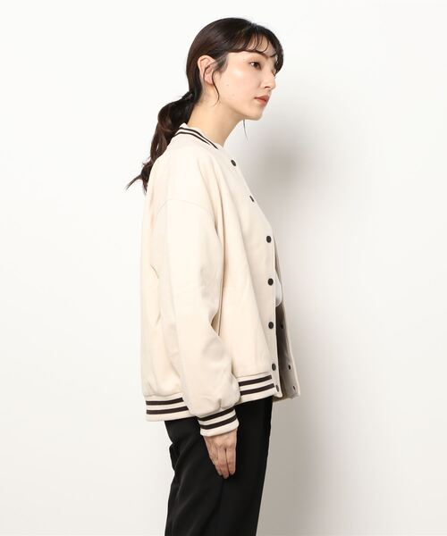 aimoha（アイモハ）の「ユニセックスゆったりブルゾン（スタジャン・レディース・ベージュ/ネイビー・FREE）」の3枚目の写真