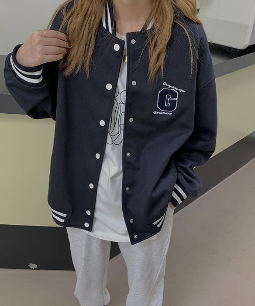 aimoha（アイモハ）の「ユニセックスゆったりブルゾン（スタジャン・レディース・ベージュ/ネイビー・FREE）」の2枚目の写真