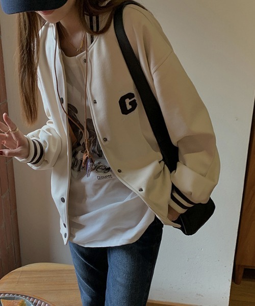 aimoha（アイモハ）の「ユニセックスゆったりブルゾン（スタジャン・レディース・ベージュ/ネイビー・FREE）」の8枚目の写真