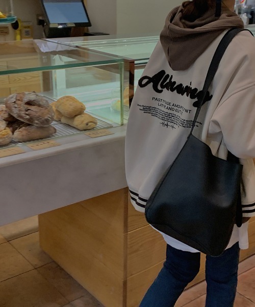 aimoha（アイモハ）の「ユニセックスゆったりブルゾン（スタジャン・レディース・ベージュ/ネイビー・FREE）」の13枚目の写真