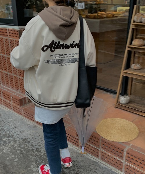 aimoha（アイモハ）の「ユニセックスゆったりブルゾン（スタジャン・レディース・ベージュ/ネイビー・FREE）」の11枚目の写真