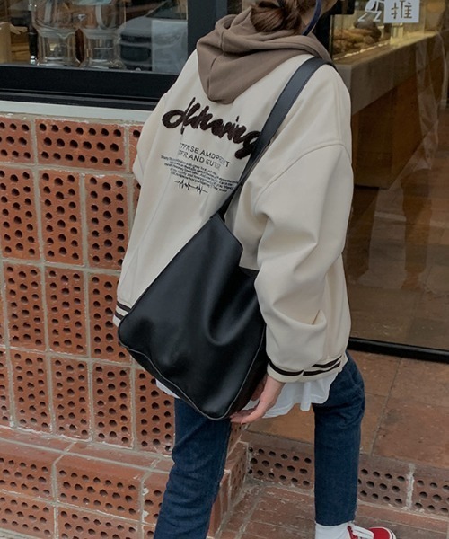 aimoha（アイモハ）の「ユニセックスゆったりブルゾン（スタジャン・レディース・ベージュ/ネイビー・FREE）」の12枚目の写真