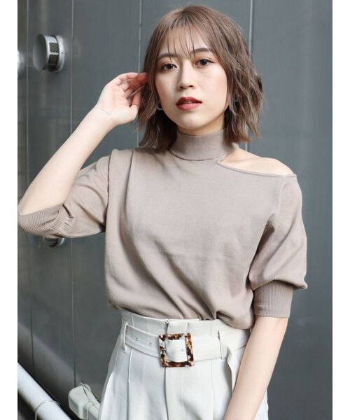 MURUA(ムルーア)の「デコルテカットハーフスリーブニット(ニット/セーター・レディース・ホワイト/ブラック/ベージュ/イエロー・FREE)」の3枚目の写真